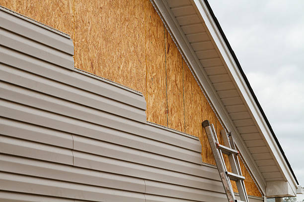 Professional Vinyl Siding technician working in Franklin Square, NY